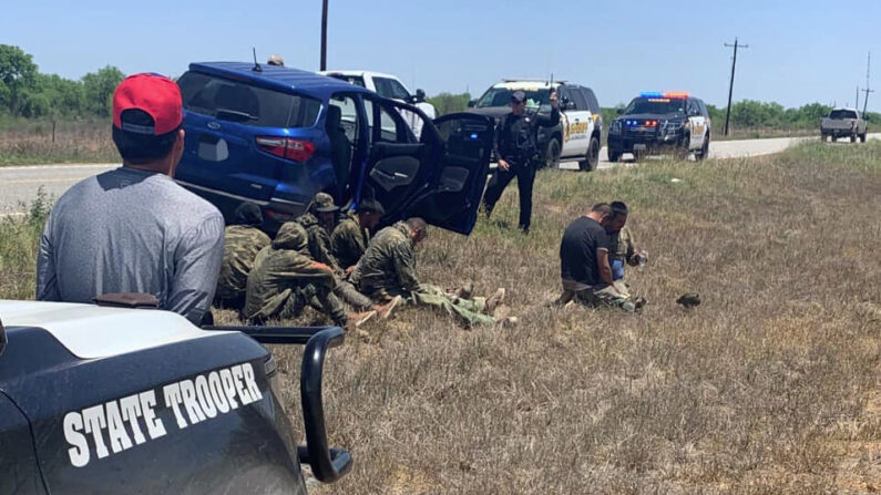 Siete extranjeros ilegales y un conductor fueron detenidos en el condado de La Salle, Texas, el 24 de abril de 2021. (Oficina del Sheriff del condado de La Salle)