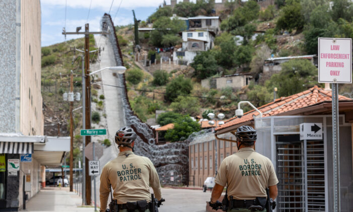 Agentes de la Patrulla Fronteriza patrullan la frontera en Nogales, Arizona, el 29 de julio de 2019. La ciudad de Nogales, México, colinda con la valla fronteriza a la derecha. (CBP)