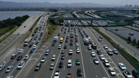 Newsom aplaude medidas federales que le permiten imponer normas estrictas sobre emisiones de autos