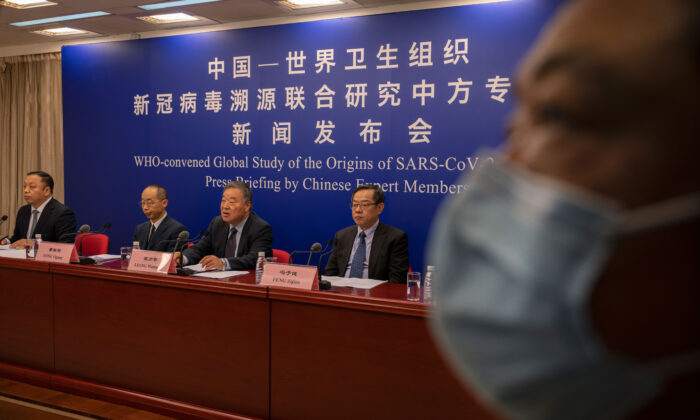 El jefe del Grupo de Expertos en Respuesta al COVID de la Comisión Nacional de Salud de China, Liang Wannian, en el centro, responde a una pregunta mientras está sentado con sus colegas Feng Zijian (der), y Tong Yigan (izq), en una rueda de prensa en la que se aborda el informe de la Organización Mundial de la Salud (OMS) sobre los orígenes del SARS-CoV-2, en la Comisión Nacional de Salud en Beijing, China, el 31 de marzo de 2021. (Kevin Frayer/Getty Images)