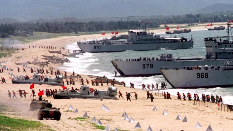 El Ejército Popular de Liberación (EPL) hace un desembarco en un ejercicio en la costa continental cerca de Taiwán, el 10 de septiembre de 1999. (STR/AFP/Getty Images)