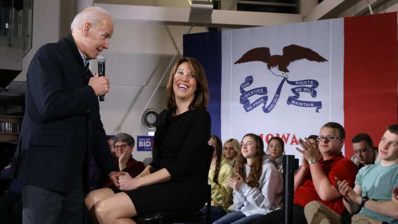 El entonces candidato a la presidencia y ahora presidente Joe Biden (izq.) es acompañado por la representante Cindy Axne  (D-Iowa) durante un foro ciudadano en Ankeny, Iowa, el 25 de enero de 2020. (Chip Somodevilla/Getty Images)
