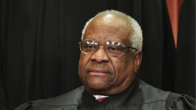 El juez asociado Clarence Thomas posa para la foto grupal oficial en la Corte Suprema de los Estados Unidos en el Distrito de Columbia el 30 de noviembre de 2018. (Mandel Ngan/AFP a través de Getty Images)