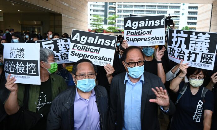 (De izquierda a derecha) Albert Ho y Yeung Sum abandonan el edificio del tribunal de West Kowloon tras ser condenados a penas suspendidas en Hong Kong, el 16 de abril de 2021. (Song Pi-lung/The Epoch Times)