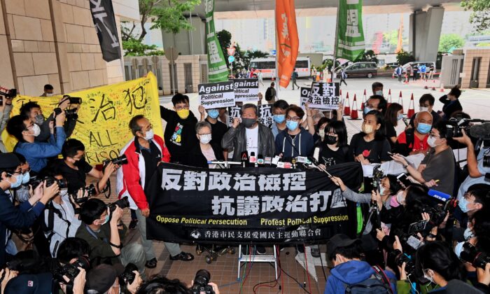 Margaret Ng, Lee Cheuk-yan y Figo Chan, el convocante del grupo local prodemocracia Civil Human Rights Front, hablan con la prensa frente al edificio del tribunal de West Kowloon en Hong Kong el 16 de abril de 2021. (Sung Pi-lung/The Epoch Times)