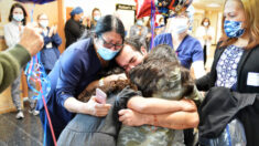 Hombre que sobrevive a virus del PCCh abraza a sus hijas por primera vez tras 72 días en el hospital