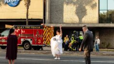 2 policías de Florida interrumpen la sesión de fotos de su boda para ayudar a un hombre atropellado
