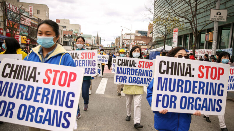 Practicantes de Falun Gong participan en un desfile en Flushing, Nueva York, el 18 de abril de 2021, para conmemorar la mayor petición pacifica llevada a cabo en Beijing hace 22 años. (Samira Bouaou/The Epoch Times)
