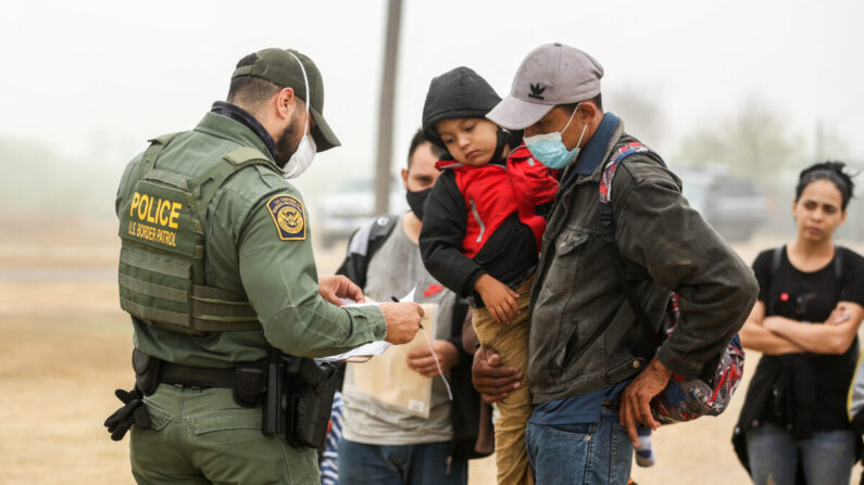 Un grupo de inmigrantes ilegales con la Patrulla Fronteriza después de cruzar la frontera entre Estados Unidos y México en La Joya, Texas, el 10 de abril de 2021. (Charlotte Cuthbertson/The Epoch Times)
