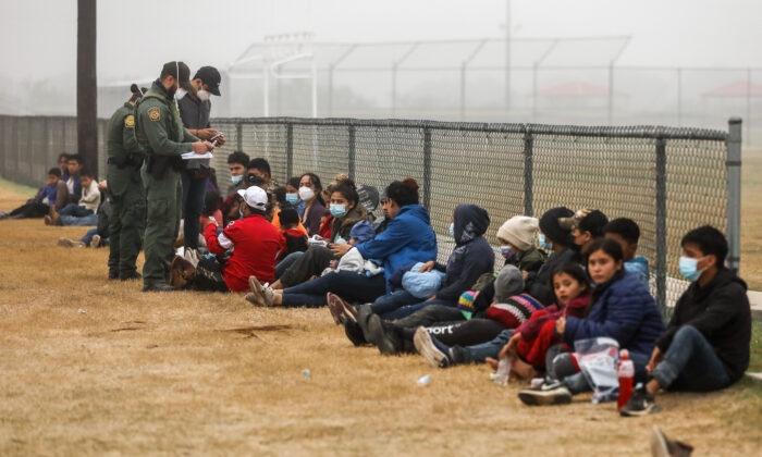 Un grupo de inmigrantes ilegales es procesado por la Patrulla Fronteriza tras cruzar la frontera entre Estados Unidos y México en La Joya, Texas, el 10 de abril de 2021. (Charlotte Cuthbertson/The Epoch Times)