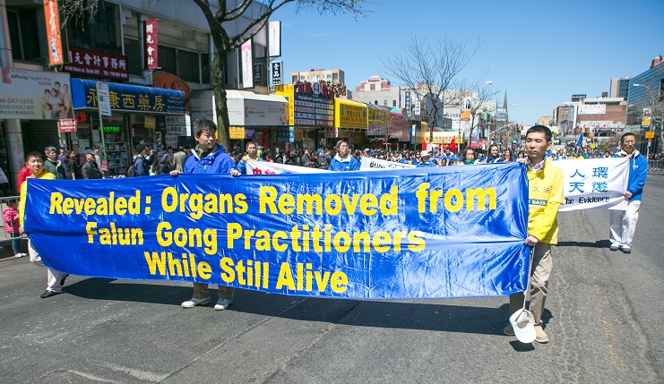 2000 personas marchan en un desfile en Flushing, Nueva York, el 25 de abril de 2015, pidiendo el fin de la persecución de Falun Gong en China. (Benjamin Chasteen/Epoch Times)
