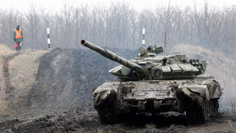 Un tanque realiza maniobras en la autoproclamada república de Donbás, en Ucrania. (EFE/EPA/DAVE MUSTAINE/Archivo)