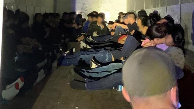 Fotografía cedida por la Oficina de Aduanas y Protección Fronteriza (CBP) donde aparecen los inmigrantes indocumentados que iban en el interior de un camión comercial de carga interceptados durante una fallida operación de contrabando humano. EFE/CBP