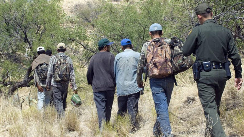 Cerca de 250 inmigrantes fueron acusados en junio por reingresar ilegalmente a Estados Unidos por la frontera entre México y Arizona, informó este viernes 23 de julio de 2021 el Departamento de Justicia (DOJ). EFE/Gary Williams/Archivo