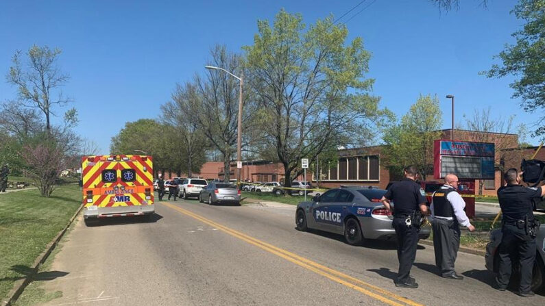Fotografía cedida por el Departamento de Policía de Knoxville que muestra la escena de un tiroteo en un instituto de educación secundaria de la ciudad de Knoxville, en el estado de Tennessee (EE.UU.), el 12 de abril de 2021. EFE/Knoxville PD