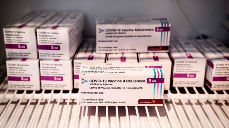 Las vacunas de AstraZeneca almacenadas se ven en el centro de vacunas de la Región Hovedstaden en Bella Center en Copenhague, Dinamarca, el 11 de febrero de 2021. (Liselotte Sabroe / Ritzau Scanpix / AFP vía Getty Images)