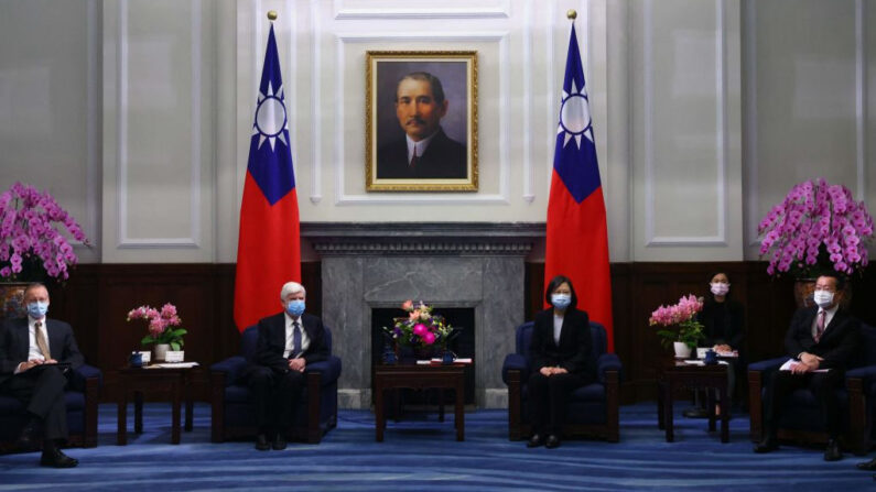 La presidenta de Taiwán, Tsai Ing-wen, y el exsenador estadounidense Chris Dodd asisten a una reunión en la oficina presidencial en Taipéi, Taiwán, el 15 de abril de 2021. (Ann Wang/POOL/AFP vía Getty Images)