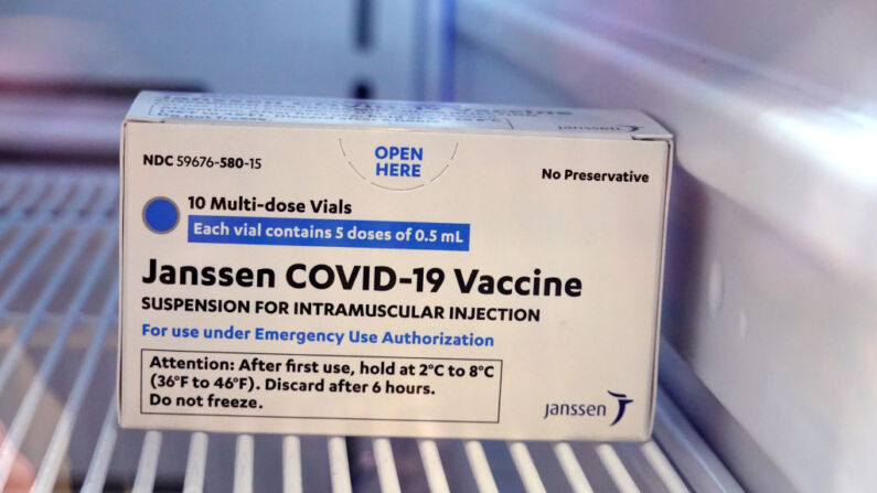 La vacuna Janssen COVID-19 de Johnson & Johnson se almacena para su uso con los empleados de United Airlines en la clínica de United en el Aeropuerto Internacional O'Hare el 09 de marzo de 2021 en Chicago, Illinois (EE.UU.). (Scott Olson/Getty Images)