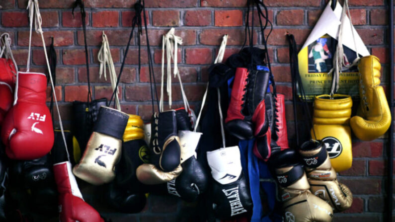En la imagen se ven los guantes de boxeo. (Alex Davidson/Getty Images)