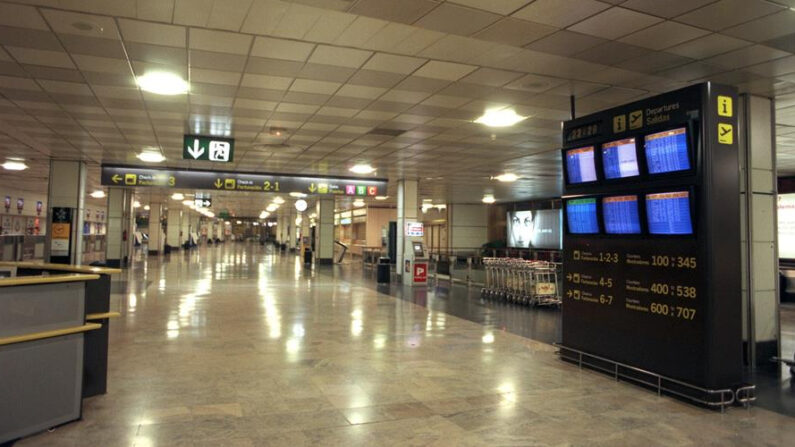 Vista de la zona de embarque de salidas internacionales del aeropuerto de Barajas (España). EFE/ANGEL DIAZ/Archivo