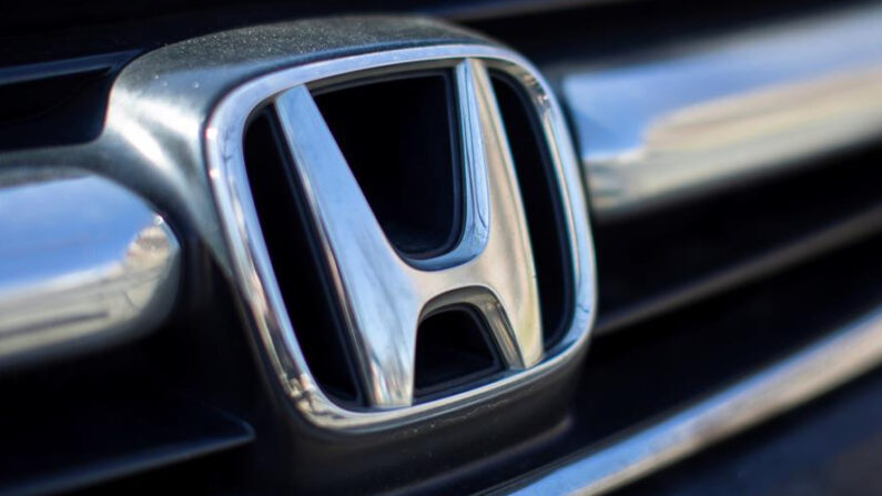 Vista del logo de Honda en un vehículo en Alexadria, Virginia, Estados Unidos. EFE/ Erik S. Lesser/Archivo