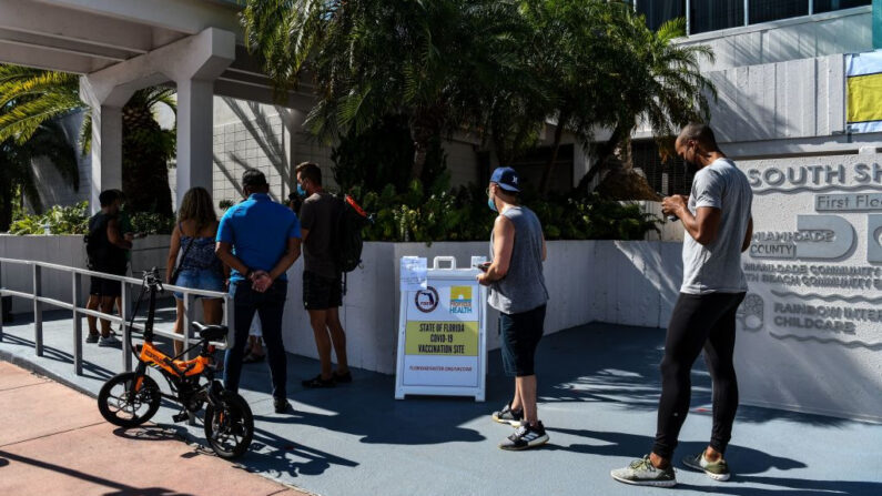 La gente hace cola para recibir la vacuna contra covid-19 de Johnson & Johnson en un centro de vacunación emergente en Miami Beach, Florida (EE.UU.), el 8 de abril de 2021. (Chandan Khanna/AFP vía Getty Images)