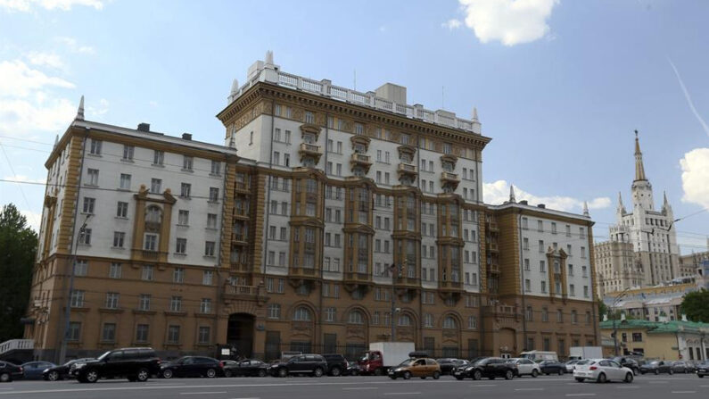 Vista general de la embajada estadounidense de Moscú, Rusia. EFE/Sergei Ilnitsky/Archivo