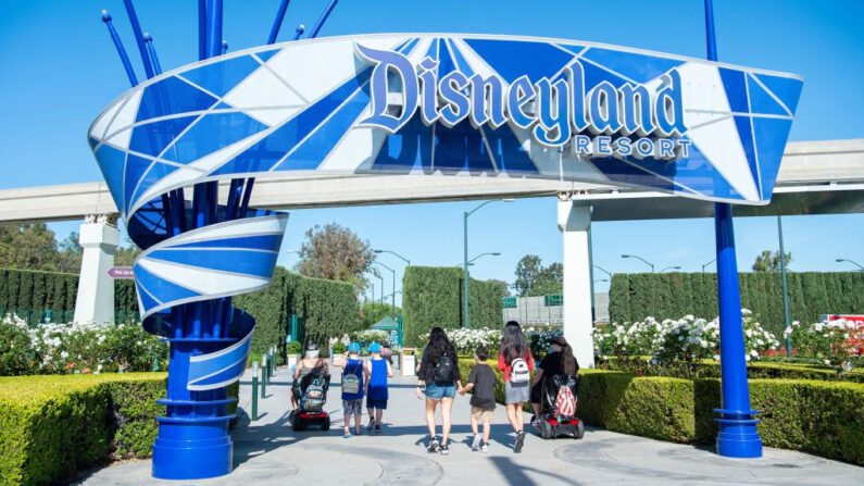 Los visitantes entran en Disneylandia el día de la reapertura del parque el 30 de abril de 2021, en Anaheim, California (EE.UU.). (Valerie Macon/AFP vía Getty Images)