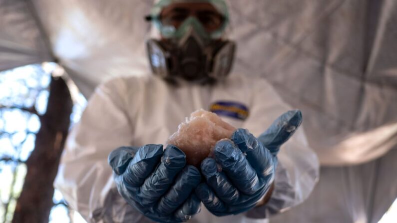 Un experto del Ejército Mexicano muestra pasta de metanfetamina de cristal en un laboratorio clandestino cerca de la localidad de La Rumorosa en Tecate, estado de Baja California, México, el 28 de agosto de 2018. (Guillermo Arias / AFP vía Getty Images)