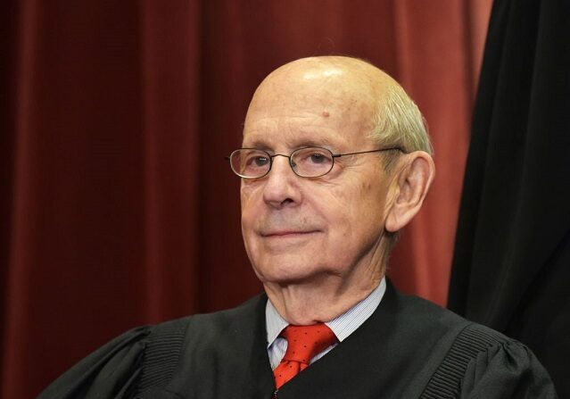 El juez asociado Stephen Breyer posa para la foto oficial de grupo en la Corte Suprema de Estados Unidos en Washington, DC, el 30 de noviembre de 2018. (MANDEL NGAN/AFP vía Getty Images)
