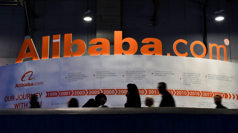 Varias personas pasan por un expositor de Alibaba.com en el CES 2019 en el Centro de Convenciones de Las Vegas el 8 de enero de 2019 en Las Vegas, Nevada. (David Becker/Getty Images)