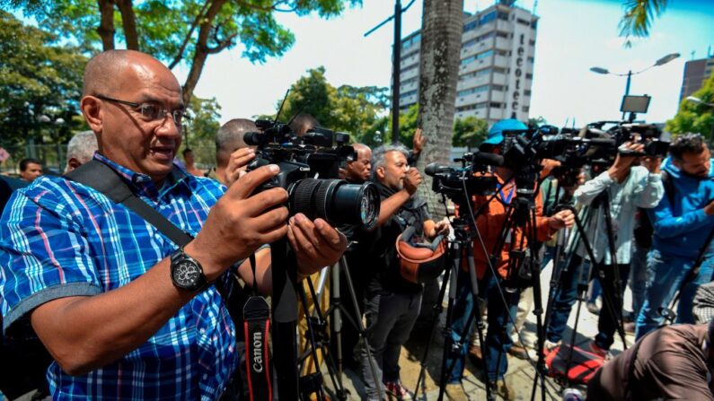 Periodistas cubren la liberación de cinco compañeros periodistas extranjeros que fueron detenidos el día anterior por las autoridades venezolanas, el 31 de enero de 2019. (JUAN BARRETO/AFP a través de Getty Images)