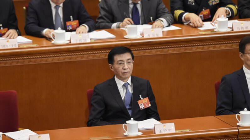 Wang Huning asiste a la sesión de apertura de la conferencia legislativa títere del PCCh en el Gran Salón del Pueblo en Beijing, China, el 5 de marzo de 2019. (Wang Zhao/AFP vía Getty Images)
