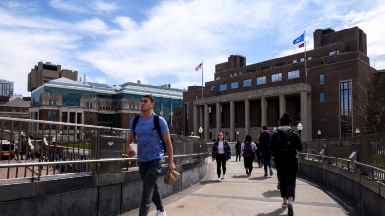 Un peatón pasa por el campus de la Universidad de Minnesota en Minneapolis, el 9 de abril de 2019. La universidad cerró su Instituto Confucio en 2019. (Stephen Maturen/Getty Images)