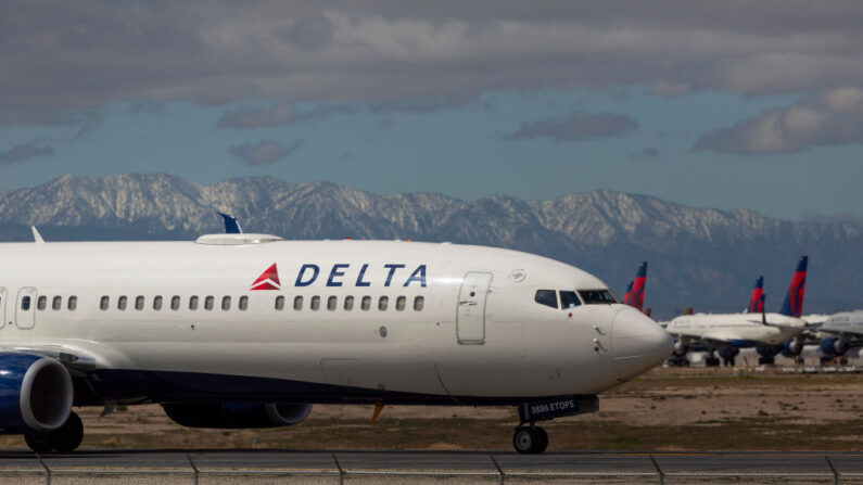 Un avión de Delta Air Lines estacionado en el Aeropuerto Logístico del Sur de California (SCLA) el 24 de marzo de 2020 en Victorville, California.(David McNew/Getty Images)
