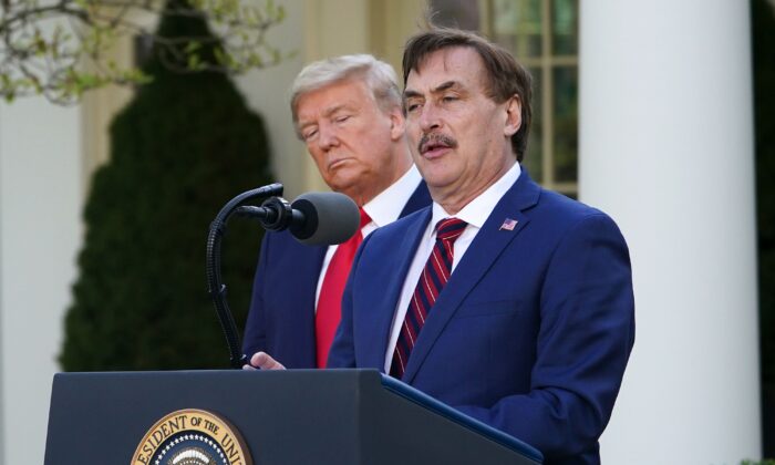 El presidente Donald Trump escucha mientras Michael J. Lindell, CEO de MyPillow Inc., habla en el jardín de rosas de la Casa Blanca, en Washington, el 30 de marzo de 2020. (Mandel Ngan/AFP a través de Getty Images)