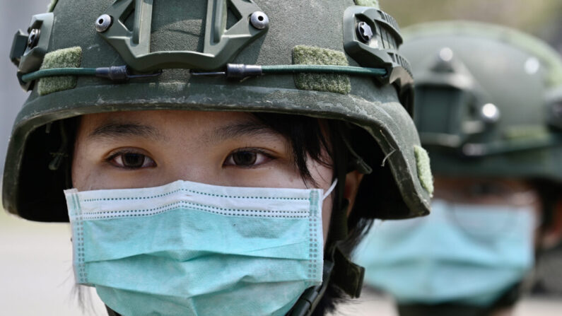 Una mujer soldado en formación durante la visita de la presidenta de Taiwán, Tsai Ing-wen, a una base militar en Tainan, en el sur de Taiwán, el 9 de abril de 2020. (Sam Yeh/AFP a través de Getty Images)