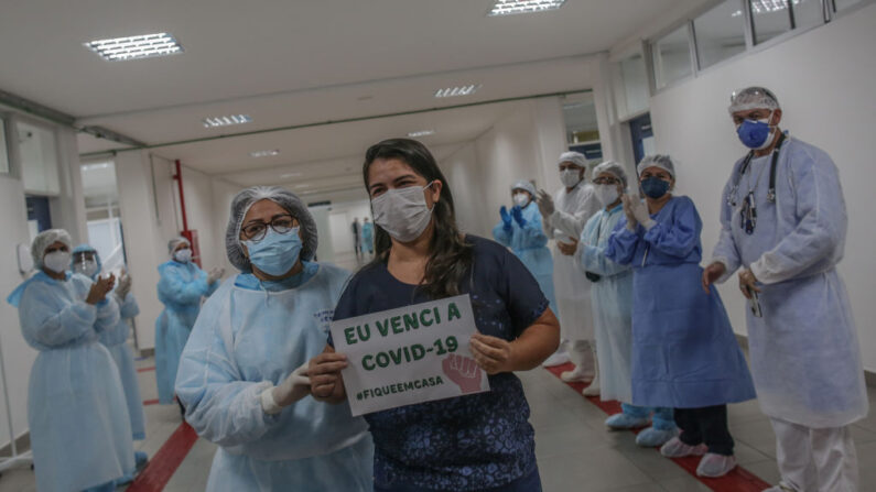 Después de 10 días de tratamiento para la infeccción por coronavirus (COVID-19), una mujer sostiene un cartel: "Vencí a la COVID-19"en hospital de Brasil. (Andre Coelho/Getty Images)
