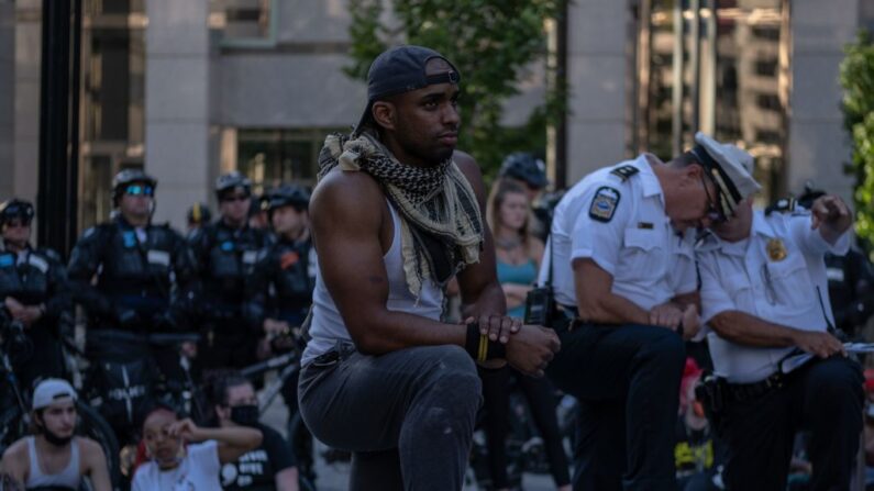 Manifestante se arrodilla en protesta por la muerte de George Floyd frente a la sede del Departamento de Policía de Columbus en Columbus, Ohio, el 2 de junio de 2020. (SETH HERALD/AFP vía Getty Images)
