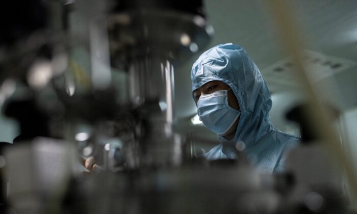 Un investigador trabaja en un laboratorio biofarmacéutico chino en Shenyang, en la provincia de Liaoning, al noreste de China, el 10 de junio de 2020. (Noel Celis/AFP a través de Getty Images)