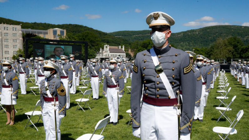 Los cadetes graduados de West Point usan equipo de protección personal, el 13 de junio de 2020, en West Point, Nueva York. (John Minchillo-Pool/Getty Images)