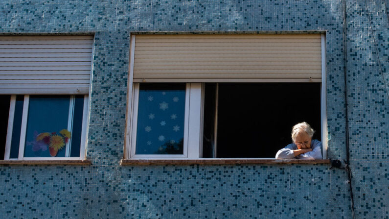Una anciana mira desde su ventana el 26 de abril de 2020 en Barcelona, España, en medio de la pandemia de covid-19. (David Ramos / Getty Images)
