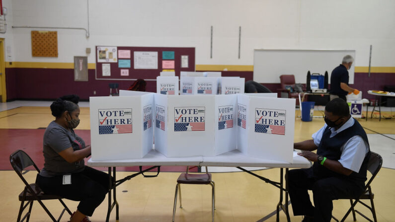 Los votantes emiten sus votos en la Escuela Primaria Keevan el 4 de agosto de 2020 en el norte de St. Louis, Missouri.(Michael B. Thomas/Getty Images)
