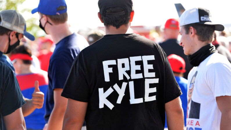 Un hombre lleva una camiseta pidiendo la libertad de Kyle Rittenhouse durante un mitin de campaña del presidente estadounidense Donald Trump en Londonderry, New Hampshire, el 28 de agosto de 2020. (JOSEPH PREZIOSO/AFP vía Getty Images)
