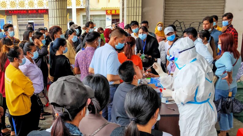 Los residentes se someten a pruebas de COVID-19 en Ruili, en la provincia suroccidental china de Yunnan, el 15 de septiembre de 2020. (STR/AFP vía Getty Images)