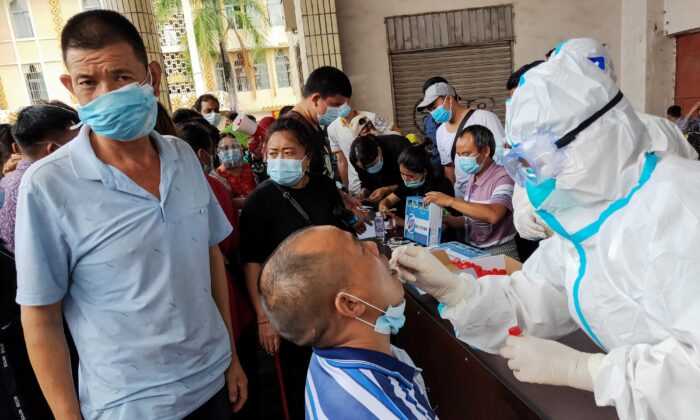Los residentes en Ruili, en la provincia suroccidental china de Yunnan, se someten el 15 de septiembre de 2020 a las pruebas del coronavirus COVID-19 (STR/AFP vía Getty Images)