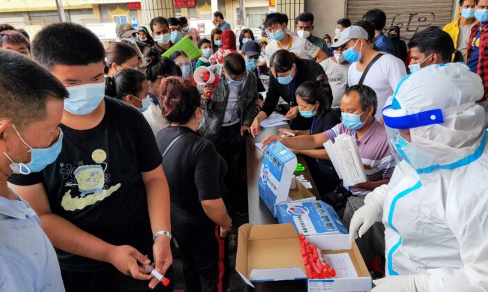 Los residentes reciben la prueba COVID-19 en Ruili, provincia de Yunnan, en el sureste de China, el 15 de septiembre de 2020. (STR/AFP vía Getty Images)