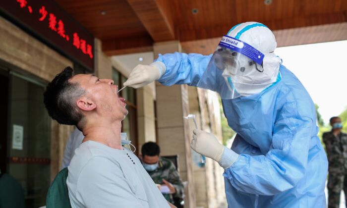 Un residente recibe una prueba de COVID-19 en Ruili, en la provincia de Yunnan, suroeste de China, el 15 de septiembre de 2020. (STR/AFP a través de Getty Images)