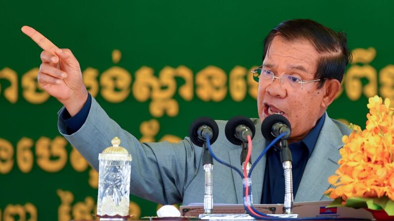 El primer ministro de Camboya, Hun Sen, habla durante la ceremonia de colocación de la primera piedra para la construcción de un puente sobre el río Bassac, en Phnom Penh, el 26 de octubre de 2020. (Tang Chhin Sothy/AFP vía Getty Images)