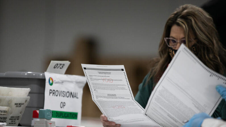 Una trabajadora electoral del condado de Gwinnett revisa boletas ausentes y provisionales en la oficina de Elecciones y Registros de Votantes de Gwinnett el 6 de noviembre de 2020 en Lawrenceville, Georgia. (Jessica McGowan/Getty Images)